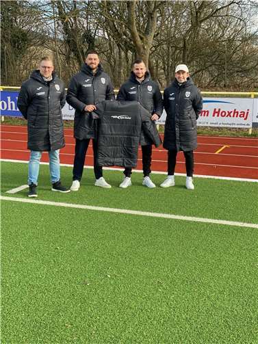 Übergabe der Winterjacken an den VfB Linz.  Foto: privat