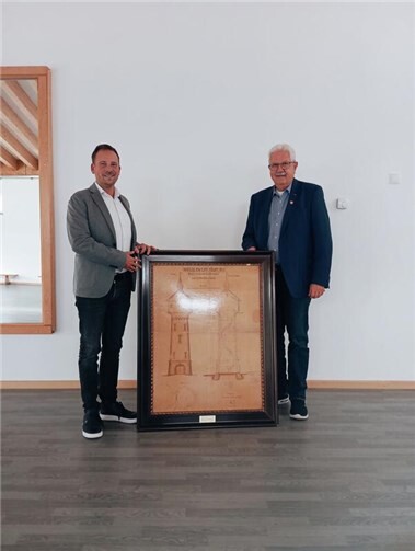 Übergabe der Zeichnung von Eduard Krahe an Bürgermeister Björn Ingendahl.  Foto: Marc Göttlicher