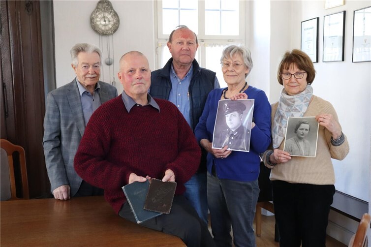 Übergabe der Zeitdokumente.