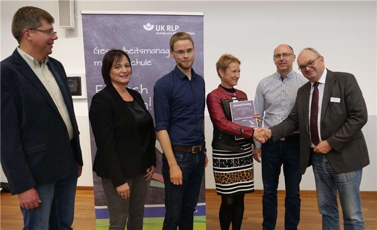 Übergabe der Zertifikate bei der Unfallkasse Rheinland-Pfalz (von links): Sabine Leistikow, Abteilung Prävention der Unfallkasse, Sven Schwarz, BGM-Beauftragter der BBS, Gundi Kontakis, BBS-Schulleiterin, Olaf Lübke, BGM-Beauftragter der BBS, Andreas Hacker, Abteilungsleiter Prävention der Unfallkasse. Unfallkasse Rheinland-Pfalz