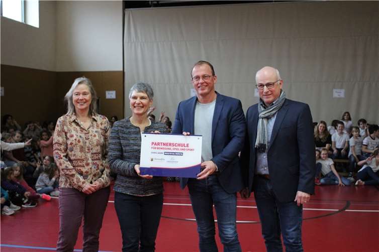 Übergabe der Zertifizierung an die Rektorin Diana Pretz.  Fotos: privat