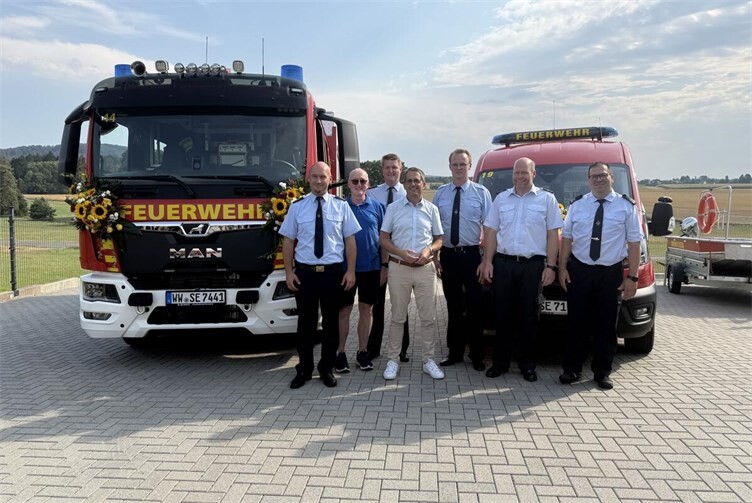 Übergabe der beiden neuen Einsatzfahrzeuge (v.l.n.r. Wehrführer Michael Pleitgen, Ortsbürgermeister Christian Windolph, 2. Vors. des Fördervereins Hendrik Kuhn, Bürgermeister Oliver Götsch, 1. Vors. des Fördervereins Christian Fein, Wehrleiter Nicki Ahlborn und Stv. Wehrleiter Sascha Mathis.