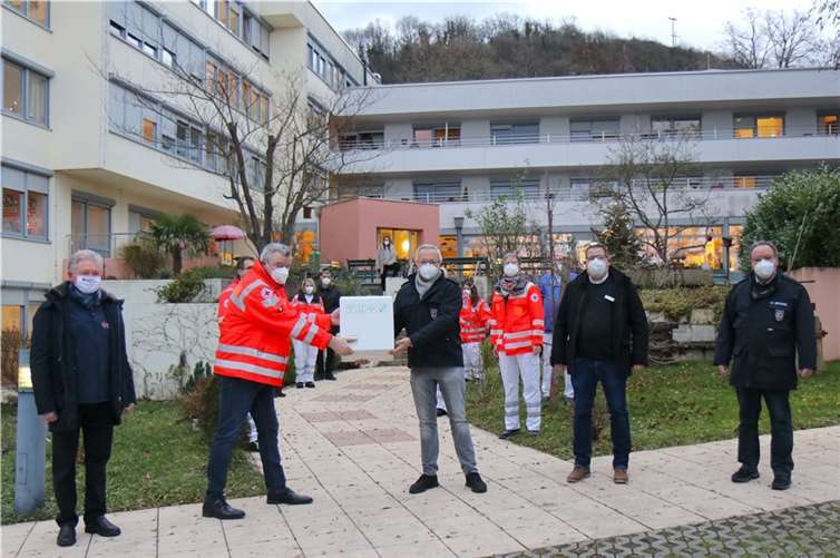 Übergabe der ersten Impfdosen im Landkreis Neuwied in einer Senioreneinrichtung in der Stadt Linz (v.l.n.r.): Werner Grüber (Präsident DRK-Kreisverband), Johannes Becker (DRK Landesverband RLP), Landrat Achim Hallerbach, Oliver Schumacher (Kreisverwaltung) und Impfkoordinator Werner Böcking. Foto: Kreisverwaltung Neuwied