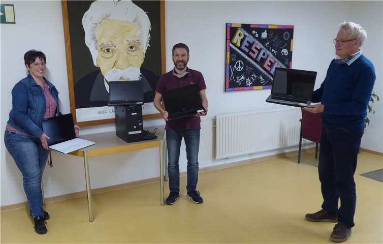 Übergabe der ersten Laptops an die Realschule plus Mayen zur Weitergabe an die Schüler. Von links: Karin Butter (Schulleiterin), Norbert Wambach (Realschule plus) und Gerd Kohlhaas (Flüchtlingshilfe Mayen e.V.). Foto: privat