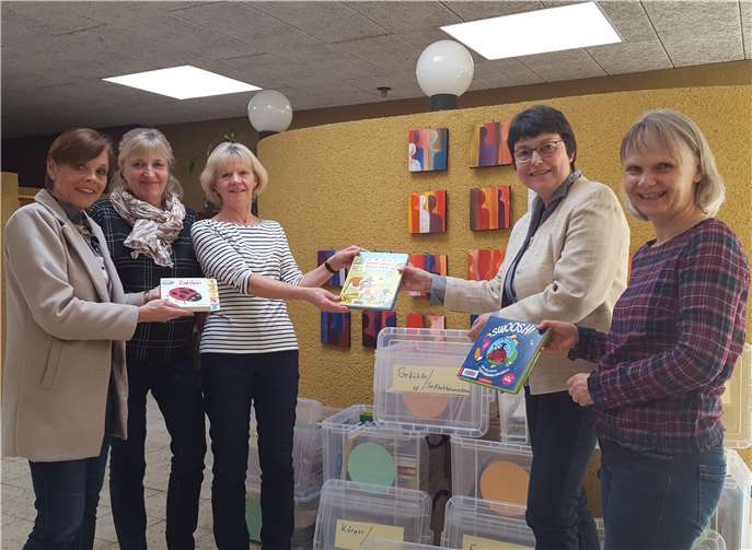 Übergabe der ersten Medienboxen an die evangelische Kita Arche durch das Büchereiteam der evangelischen öffentlichen Bücherei der Arche. (V.r.) Susanna Domrös, Helga Hudec-Krieg, Bettina Borup, Britta Kontis und Susanne Preiß.Foto: privat