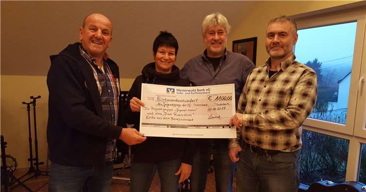 Übergabe der großzügigen Spende an Jürgen Eisenhuth von der Puderbacher Jugendpflege, die für die Jugendarbeit in der Region Verwendung finden soll. Foto: privat
