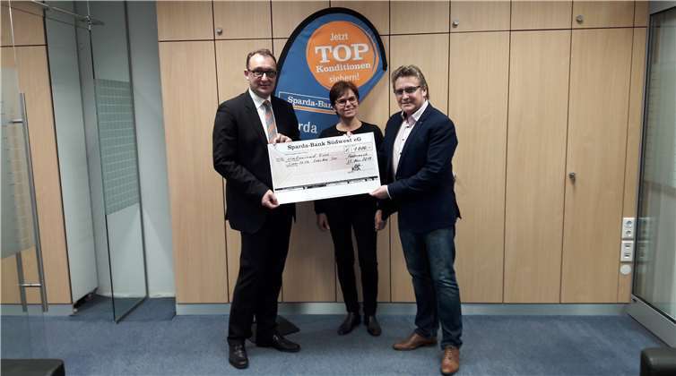 Übergabe der großzügigen Spende der Sparda-Bank Südwest eG durch Henning Oster (l.) an das Lionsclubmitglied Martina Jonas, und den Lionspräsidenten, Markus Krempel, Präsident 2016/17(r.).privat