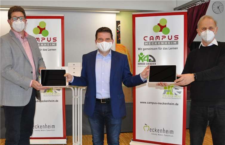 Übergabe der mobilen-Endgeräte, von links: Dirk Bahrouz, Leiter des Konrad-Adenauer-Gymnasiums, Bürgermeister Holger Jung und Ewald Auel, kommissarischer Leiter der Theodor-Heuss-Realschule.Foto: Stadt Meckenheim