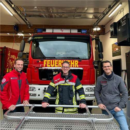 Übergabe der neu beschafften Ausrüstung vor dem Feuerwehrhaus in Dernau.  Foto: privat