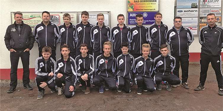 Übergabe der neuen Anzüge an die C-Jugendmannschaft der SG Erpel/Unkel.privat