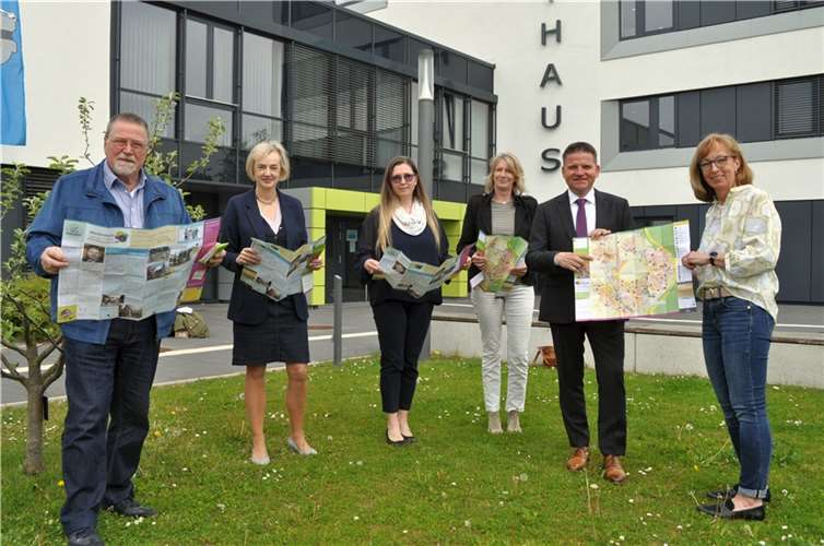 Übergabe der neuen Kinder-Stadtpläne vor dem Rathaus, von links: Horst Luge, 2. Vorsitzender von „ Wir für Inklusion“, Ariane Stech, Redaktionsteam, Anna Sitner, Leiterin der städtischen Jugendhilfe, Sabine Dräbing, Layouterin, Bürgermeister Holger Jung und Katja Kroeger, Vorsitzende von „Wir für Inklusion“. Quelle: Stadt Meckenheim