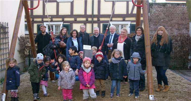 Übergabe der neuen Schaukel (v. l.): für die Elternschaft Mario Messer und Jana Warmbier, Kindergartenleiterin Kathrin Bodag, Enrique Lepehne, Norbert Matthias, Pfarrer Michael Schankweiler und Geschäftsstellenleiterin Nora Rennenberg.  privat