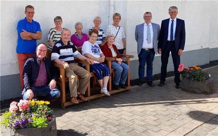 Übergabe der neuen Seniorenbank in Trimbs.