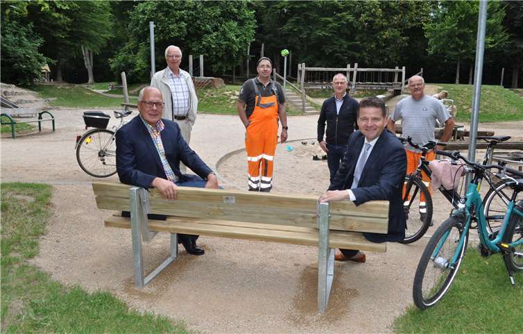 Übergabe der neuen Sitzbank auf dem Spielplatz Mühlenstraße: v.li. Jürgen Antwerpen und Joachim Krüger (beide Lions Club Bonn-Rhenobacum), Eric Tiedemann und Ullrich Hagedorn (beide Baubetriebshof), der Erste Beigeordnete Holger Jung und Wilhelm Wiebe (Baubetriebshof).Quelle: Stadt Meckenheim