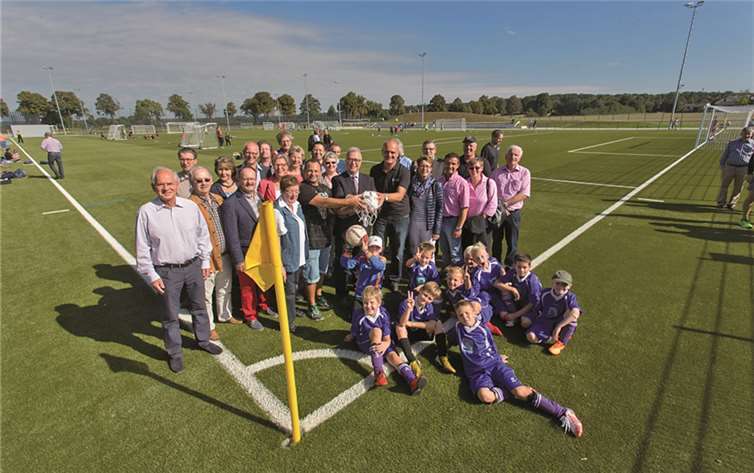 Übergabe der neuen Sportanlage - ab sofort darf gespielt werden.Weigert