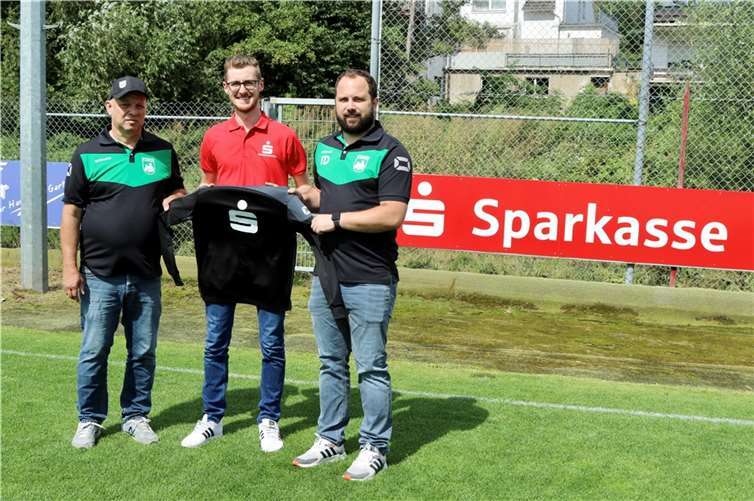 Übergabe der neuen Sportbekleidung durch Florian Schneider, Geschäftsstellenleiter der KSK Kempenich an Vertreter des SV Oberzissen.