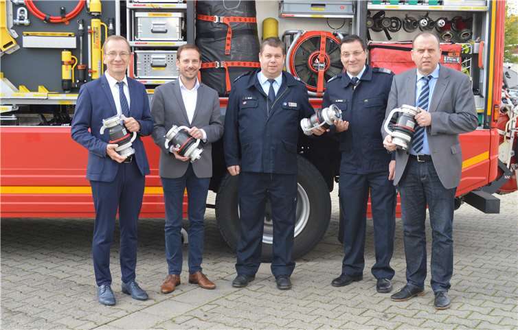 Übergabe der neuen Systemtrenner am Remagener Feuerwehrgerätehaus (v. l.): Bürgermeister Andreas Geron, Bürgermeister Björn Ingendahl, Wehrleiter Ingo Wolf, Wehrleiter Andreas Braun und Bürgermeister Johannes Bell. Foto: AB