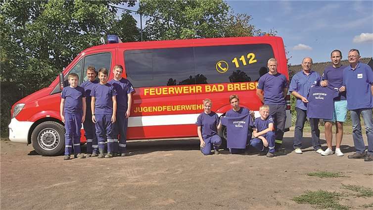 Übergabe der neuen T-Shirts durch den Geschäftsführer vom Verkehrs-Verlag Remagen (VVR) Herrn Albert Jüngling (3.von re.) und Abteilungsleiter Logistik Herrn Horst-Dieter Hammer (re.) (ebenfalls VVR) an die Jugendfeuerwehr Stadt Breisig unter Leitung von Jugendfeuerwehrwart Herrn Dennis Nähren (2.von re.) und seinem Stellvertreter Herrn Daniel Burghardt (4.von re.) vor dem Mannschaftstransportfahrzeug. Dennis Nähren