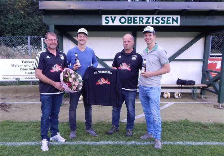 Übergabe der neuen Trainingsanzüge an den SV Oberzissen: (V.l.) Frank Kather, Malte Tack, Manfred Dedenbach und Hannes Tack. Foto: privat