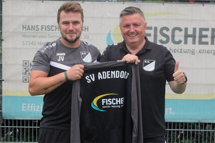 Übergabe der neuen Trainingskleidung