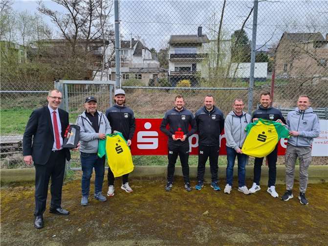 Übergabe der neuen Trikots durch David Söller (li.) an die Trainerteams des SV Oberzissen. Foto: privat