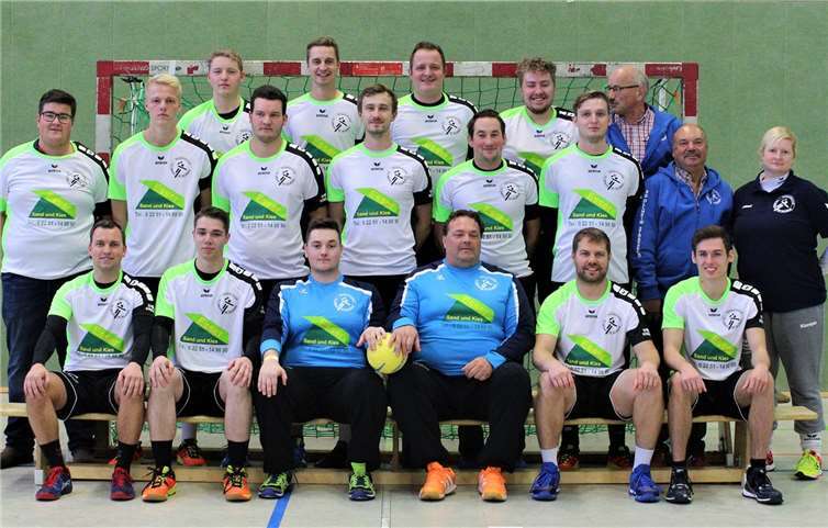 Übergabe der neuen Trikots durch den Paul Esser (Mittler Reihe, ganz links im Bild) Sohn von der Firmen Inhaberin Marion Esser. Privat