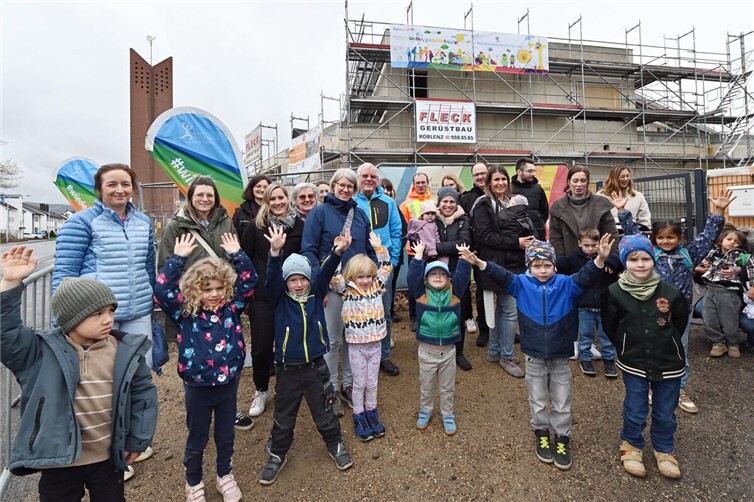 Übergabe des Banners an der Kita-Baustelle St. Pius