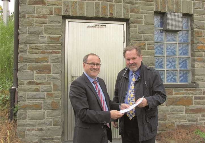 Übergabe des Bewilligungsbescheides durch Bürgermeister Gerd Heilmann an Ortsbürgermeister Michael Stephani am Hochbehälter Hochsimmer. privat