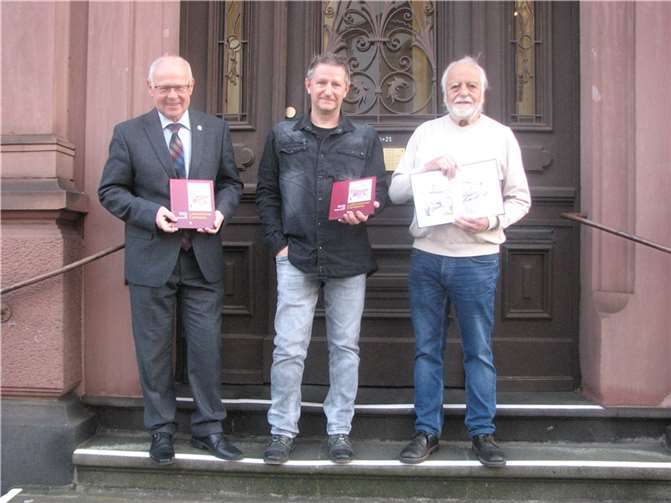 Übergabe des Buches durch Herrn Rudolf Kring und dem aus Lahnstein stammenden und in Miellen lebenden Hobby-Cartoonist Stefan Busch. Foto: Stadtverwaltung Lahnstein