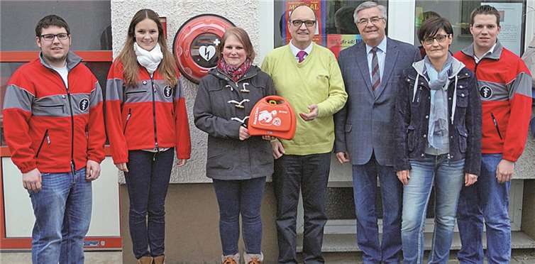 Übergabe des Defibrillators mit den Spendern (v.l.): Andre Klöckner, Laura Klöckner, Silke Töbel, Dr. Schöberl, Ortsbürgermeister Josef Gans, Petra Kreuter, Timo Stahlhofen. Es fehlen Dr. Witzenhausen sowie ein Vertreter. privat