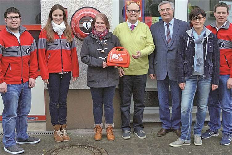 Übergabe des Defibrillators mit den Spendern (v.l.): Andre Klöckner, Laura Klöckner, Silke Töbel, Dr. Schöberl, Ortsbürgermeister Josef Gans, Petra Kreuter, Timo Stahlhofen. Es fehlen Dr. Witzenhausen sowie ein Vertreter. privat