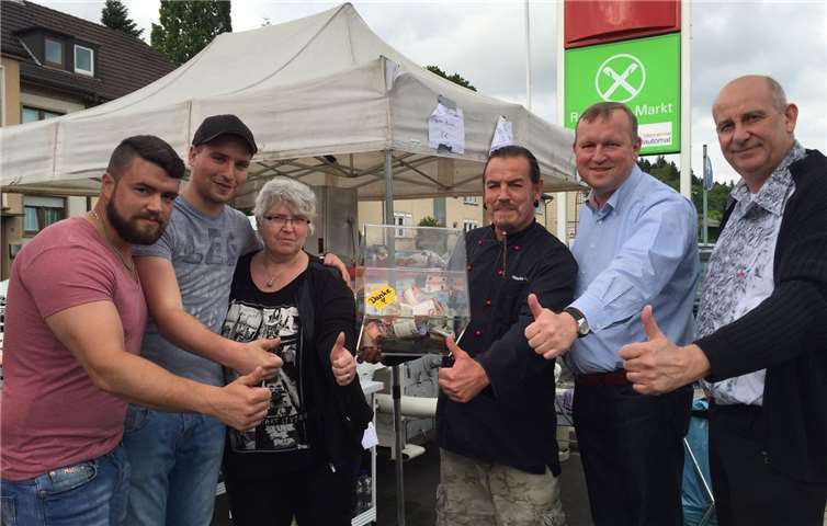 Übergabe des Erlöses an Bürgermeister Achim Juchem: (Von links) Kevin Prior, Richard Gies, Uschi Liersch, Mario Pahl, Bürgermeister Achim Juchem sowie Wolfgang Schröck. Celine Pahl