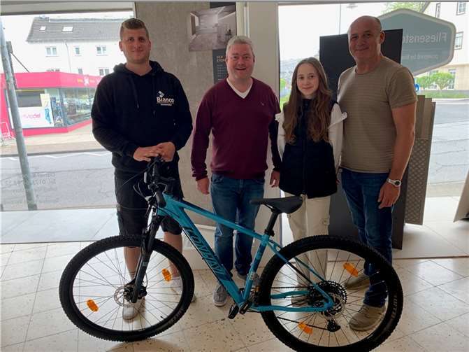 Übergabe des Fahrrades an die glückliche Gewinnerin Stefanie Schwenk.  Foto: privat