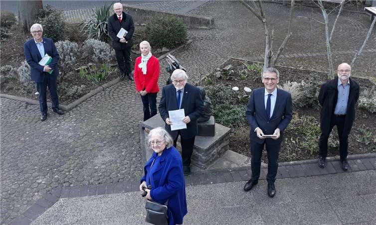 Übergabe des Förderbescheids durch Innenminister Roger Lewentz an Hans Rothenbücher und Vertreter des Partnerschaftsvereins in Beisein von Lahnsteins Oberbürgermeister Peter Labonte. Foto: Tina Schmidt/Stadtverwaltung Lahnstein