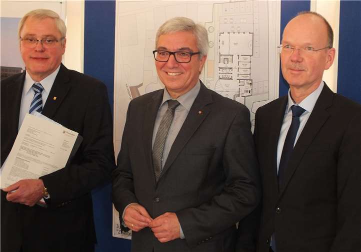 Übergabe des Förderbescheids durch Roger Lewentz. Foto: VG Höhr-Grenzhausen