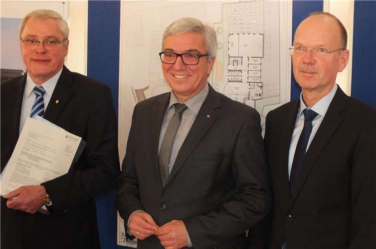 Übergabe des Förderbescheids durch Roger Lewentz. Foto: VG Höhr-Grenzhausen