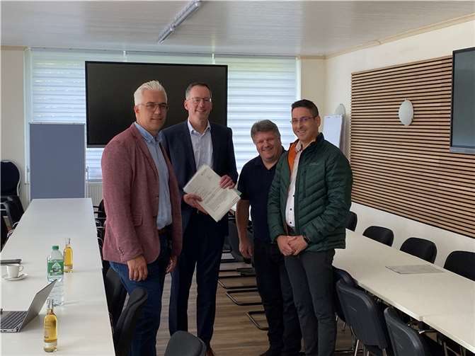 Übergabe des Förderbescheids in Altenahr.  Foto: privat