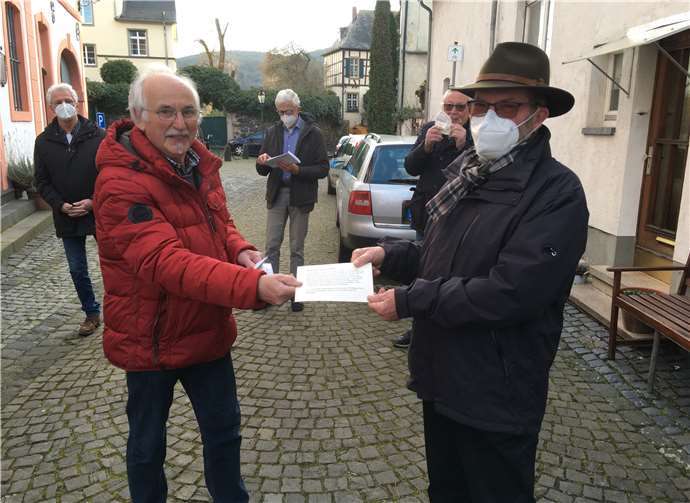 Übergabe des Förderbetrages an Wolfgang Fuchs (Beetfreunde Erpel).