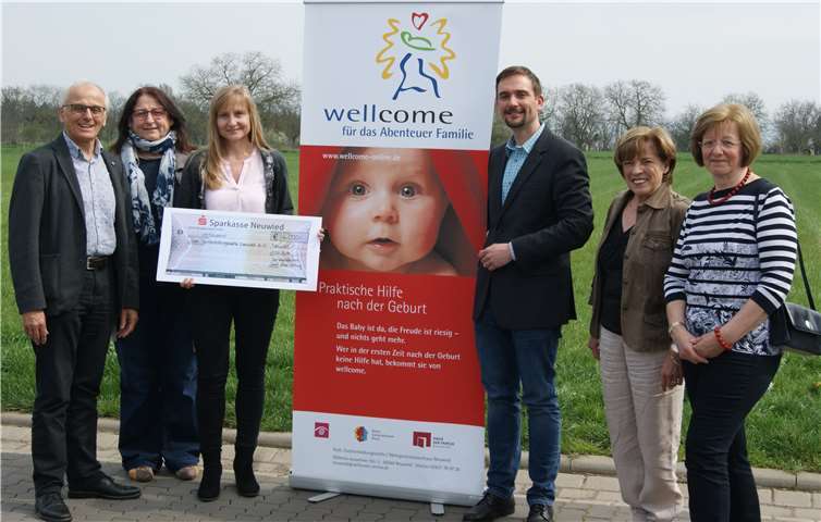 Übergabe des Fördergeldes durch die Senatspräsident-Ecker-Stiftung an die wellcome: (V. l.) Georg Schuhen und Claudia Pauly (Vorstand Senatspräsident-Ecker-Stiftung), Leni Hahn (wellcome-Koordinatorin), Nils Zimmermann (Kath. Familienbildungsstätte Neuwied e. V.), Christa Bergerhausen und Waltraut Heß (Stiftungsvorstand). Es fehlen: Kai-Uwe Ritter, Dechant Thomas Darscheid (Stiftungsvorstand). Familienbildungsstätte Neuwied