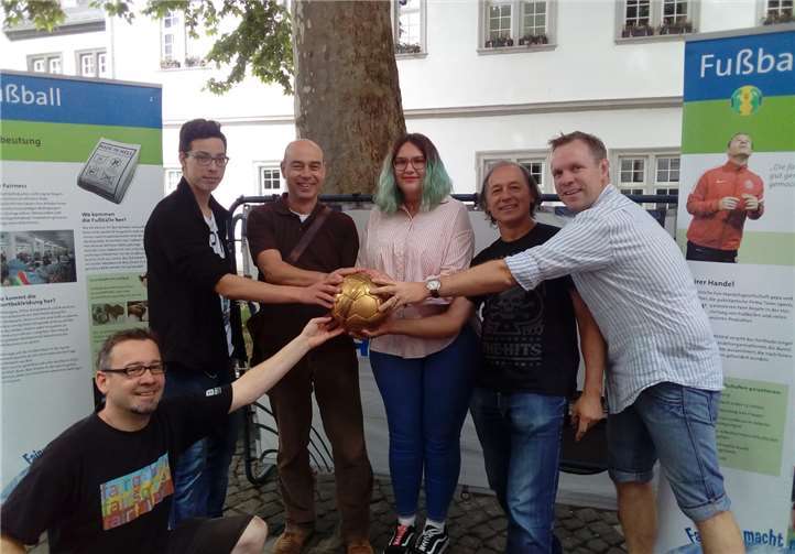 Übergabe des Fußballes an Schüler der Realschule Plus und der Fachoberschule Untermosel.Sandra Heiligers