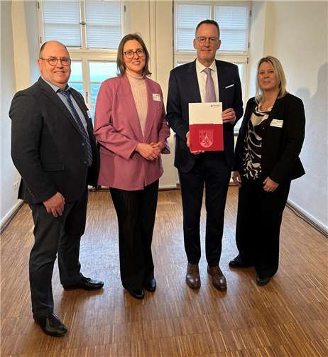 Übergabe des IKZ-Förderbescheids durch Innenminister Michael Ebling (2.v.r.) an Ralf Kraut (links), Beigeordneter VG Mendig, Kathrin Laymann (2.v.l.), Bürgermeisterin Rhein-Mosel, und Tatjana Boos (rechts), Beigeordnete VG Pellenz.  Foto: Stefan Pauly/VG-Verwaltung Mendig