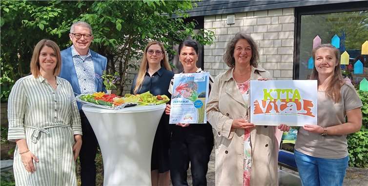 Übergabe des KITA-Vital-Zertifikats, von links: Anke Breuer, der Erste Beigeordnete Hans Dieter Wirtz, Anna Sitner, Alev Polat, Yasmin Gross und Daniela Kopschetzky. Foto: Stadt Meckenheim