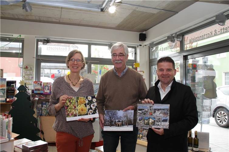 Übergabe des Kalenders an Meckenheims Bürgermeister Holger Jung in der BuchSpielHandlung Pöppelheld (von links: Britta Paschke (Inhaberin Pöppelheld), Fotograf H. Günter Benden, Bürgermeister Holger Jung). Foto: H. Günter Benden