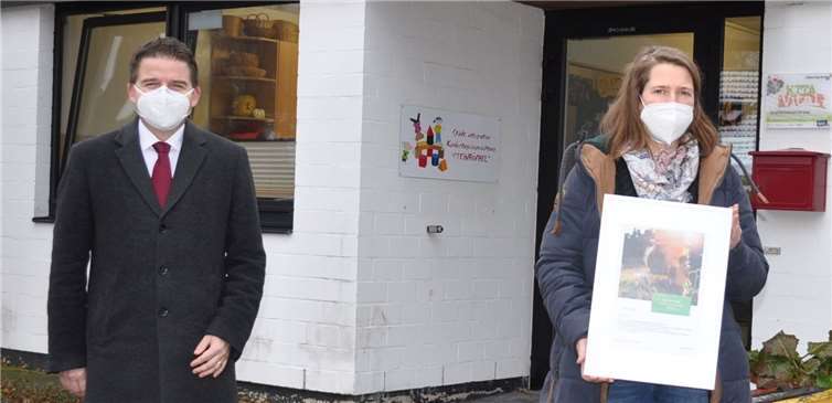 Übergabe des Klimaschutzpreises an die Kita Steinbüchel, von links: Bürgermeister Holger Jung und die stellvertretende Kita-Leiterin Christina Unkelbach.Foto: Stadt Meckenheim