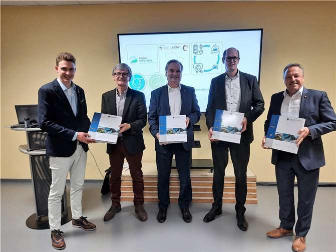 Übergabe des Konzepts an die Bürgermeister (v.l.): Benjamin Dietz (Steinbacher Consult), die Bürgermeister H.G. Fischer (Linz), Karsten Fehr (Unkel), Jan Ermtraud (Bad Hönningen) und Hans-Werner Breithausen (Rengsdorf-Waldbreitbach). Foto: privat