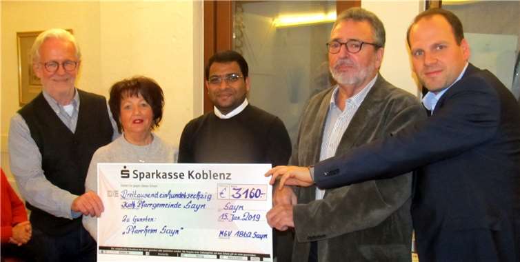 Übergabe des Konzerterlöses mit Manfred Hendrichs (v.l.), Elvi Kirstein, Pater Paul, Fred Hoppen und Stefan Kux. PS