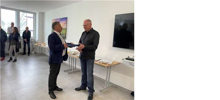 Übergabe des Kreiswappens vom Kreisbeigeordneten Herrn Friedhelm Münch an den Einrichtungsleiter Herrn Oliver Waschnewski.  Foto: GPZ