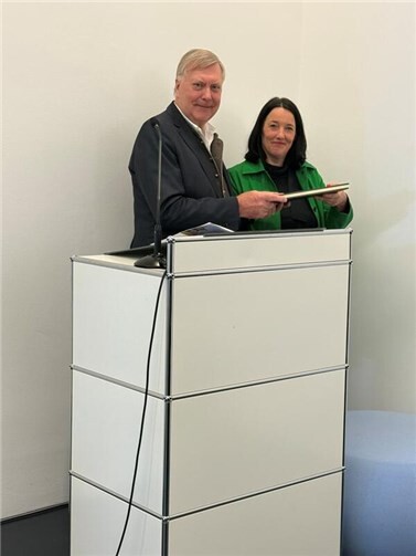 Übergabe des Mappenwerkes vom Vorsitzenden Rolf Deißler an die Direktorin Dr Julia Wallner. Foto: privat