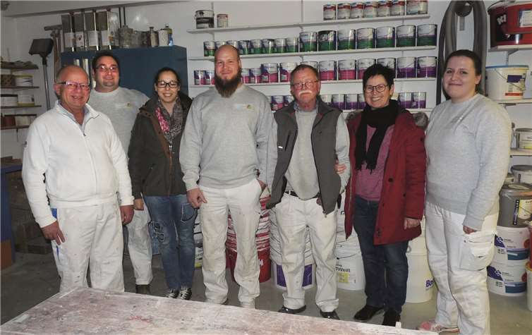 Übergabe des Meisterbetriebs Rudolf Klein an den Nachfolger Ulrich Vogel in der Werkstatt: (v.l.) Manfred Becker, Rolf Daub, Tatjana Eiden, Ulrich Vogel, Rudolf Klein, Änni Klein und Andrea Gräfen. Foto: FRE