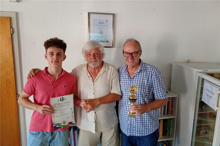 Übergabe des Meisterpokals und der -urkunde: v. l. Ben Klatt, Jürgen Kaster, Robert Kaufmann